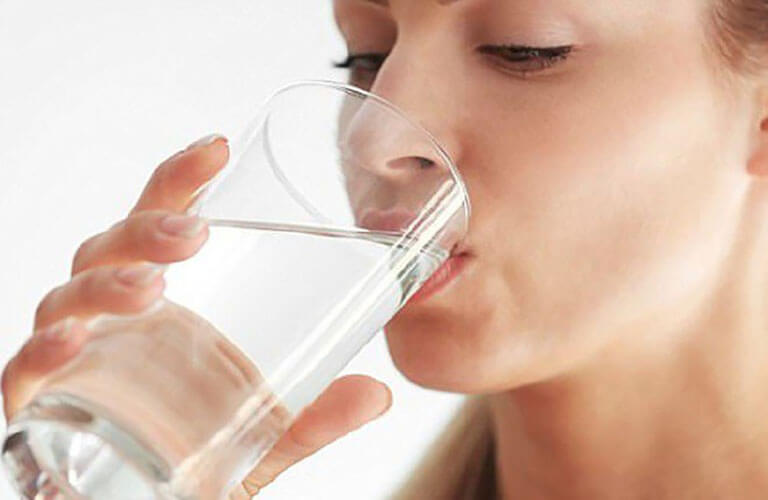 Thuốc ngủ Ketaset III được hòa tan với nước lọc và dùng qua đường uống